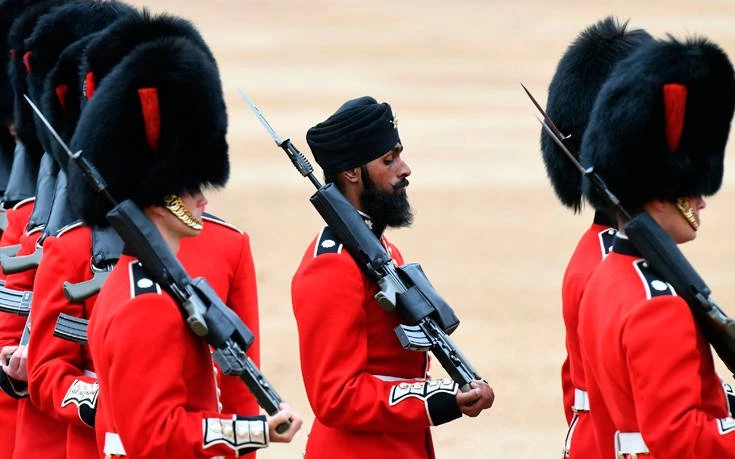 Η Ευρώπη διαλύεται: Ινδός σιχ στρατιώτης έγινε ο πρώτος που παρέλασε με τουρμπάνι (Εικόνες-Βίντεο)